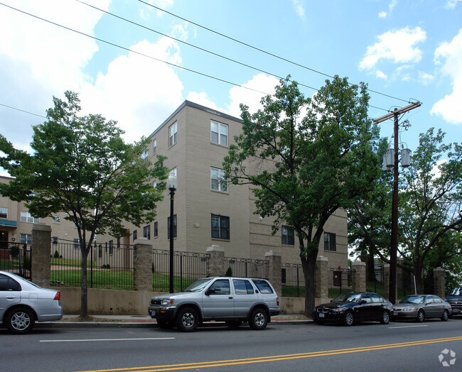 Foto del edificio - Eastern Plaza Condominiums