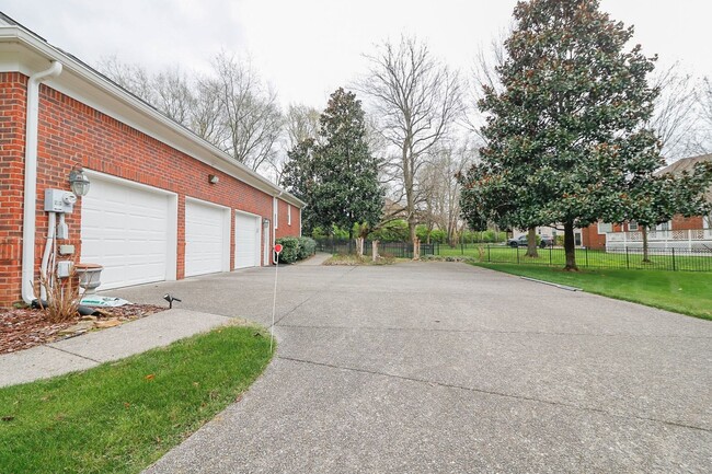 Photo - 5 Bed, 3.5 Bath w/ 3 Car Garage Less than 1 Mile from Downtown Franklin House