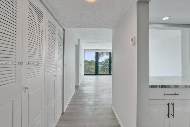 Foto del edificio - 1101 River Reach Dr
