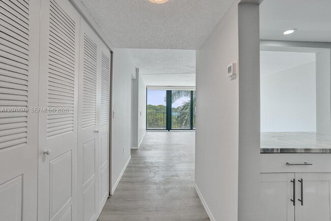 Building Photo - 1101 River Reach Dr