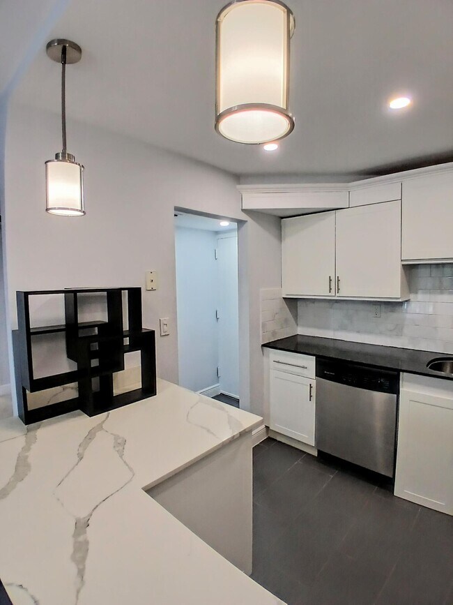 Building Photo - 1830 Embassy Dr