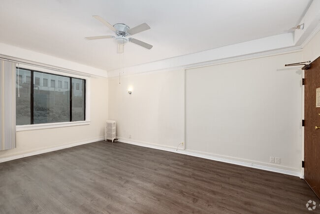 Studio - 450 SF - Living Space - Evanston Apartments