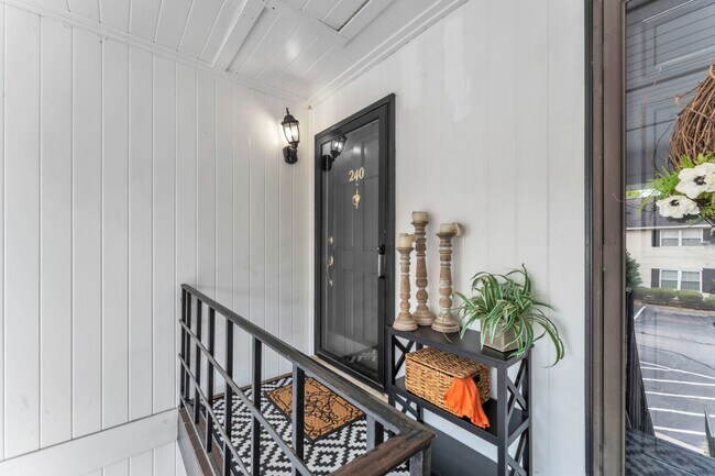 Foto del edificio - Beautiful 2-Bed, 2-Bath Condo with Elegant...