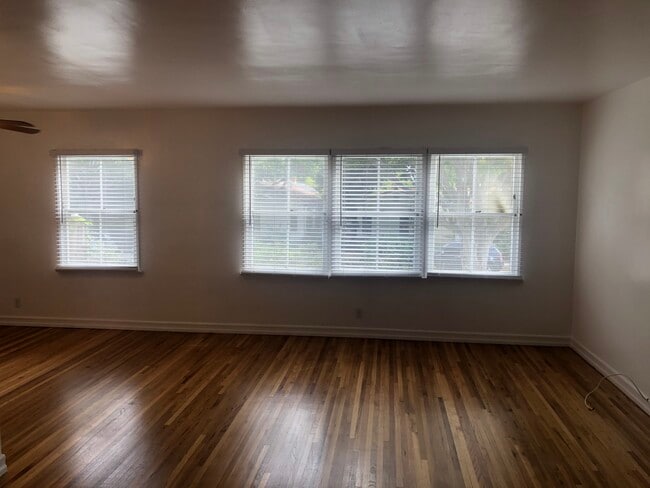 Living room - 3131 Arizona Ave