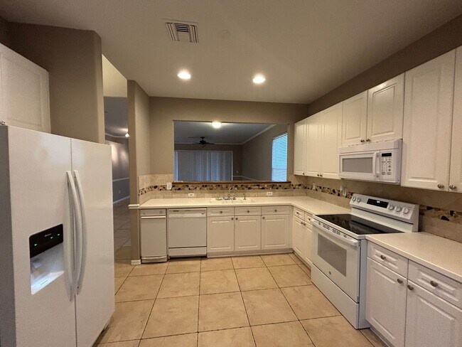 Building Photo - Coming Mid Jan 3 bedroom home in Gateway C...