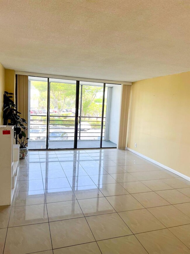 Foto del edificio - 20400 W Country Club Dr