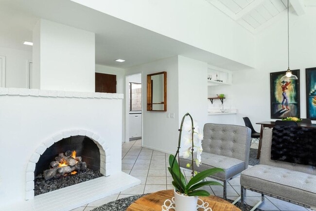Building Photo - 2477 E Miramonte Cir