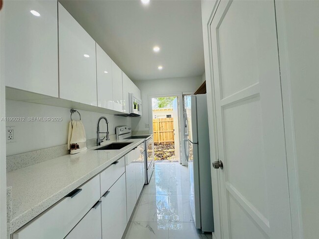 Building Photo - 407 SE 14th Ct