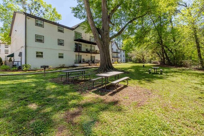 Building Photo - Spacious Apts - Excellent Tucker Location