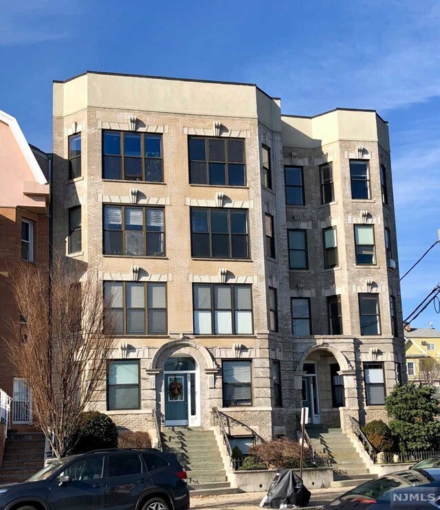 Foto principal - 963 Boulevard E