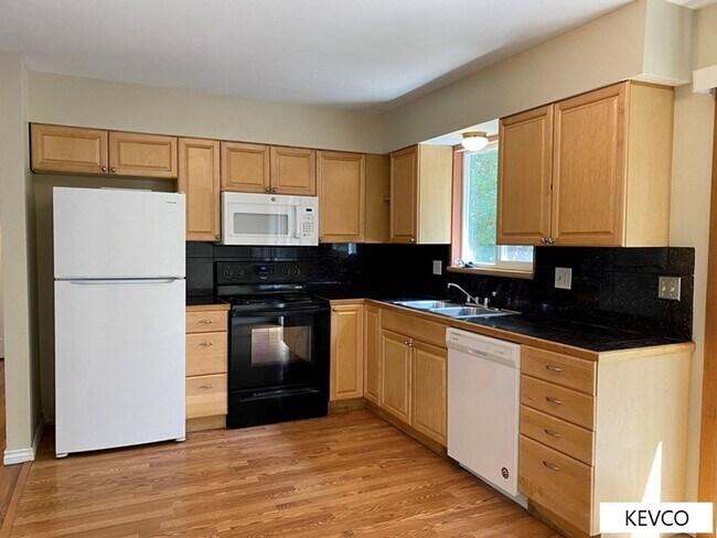 Foto del edificio - Great and Spacious Home with Backyard!