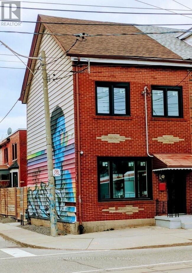 Building Photo - 206 Bathurst St
