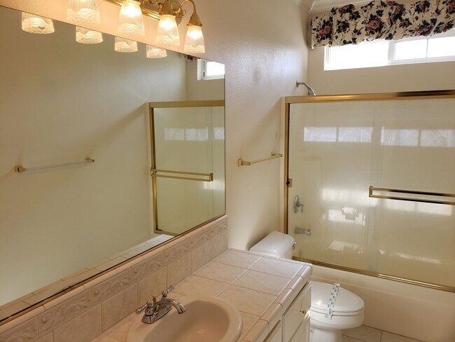 Building Photo - 3 bedroom 2 bath home in Mary Lake