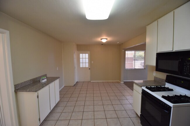 Building Photo - 2942 W Montebello Ave