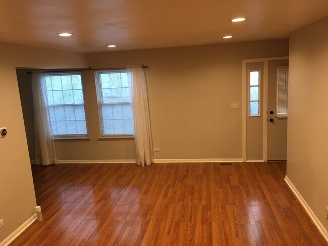 Living Room - 304 Westwood Ct
