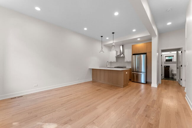 Building Photo - 1954 N Sheffield Ave