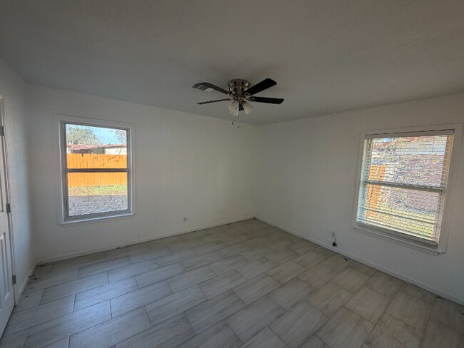 Foto del edificio - 229 E Langley Blvd