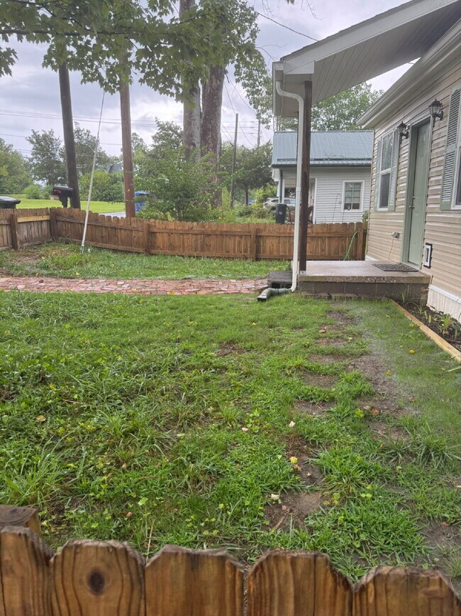 Building Photo - Fully renovated 2 bed/1 bath home with fenced front yard