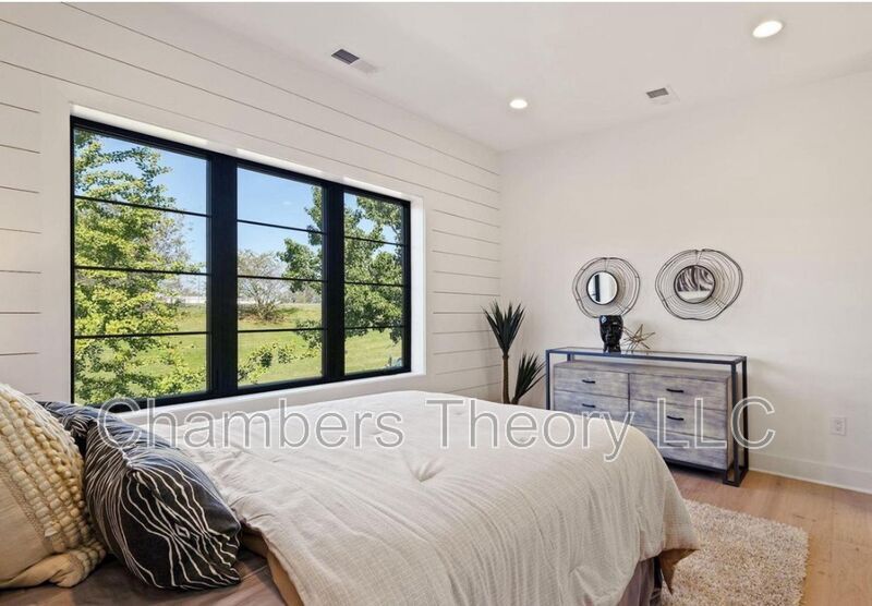 Foto principal - 1635 Holbrook St NE