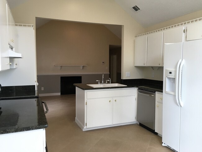 Building Photo - 3015 Yorktown Cir