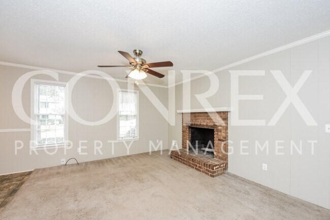 Building Photo - Lovely Three Bedroom