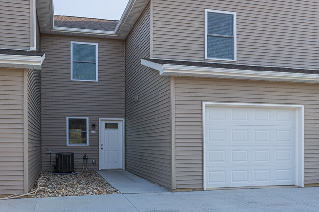 Building Photo - 3330 Glenbrook Cir S