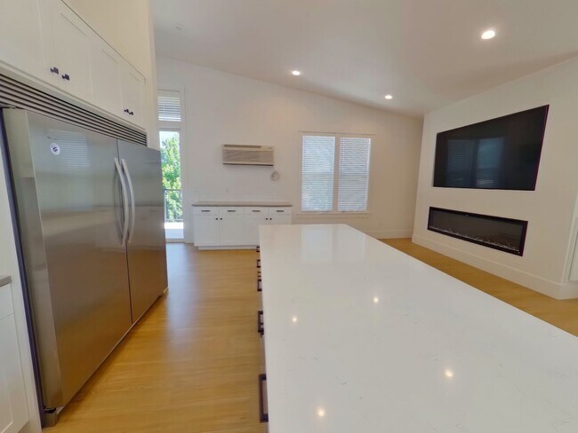 Building Photo - 656 E 16th Ave