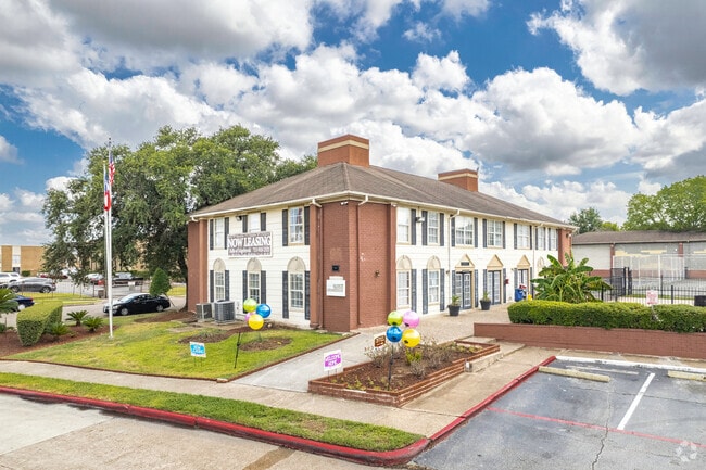 Building Photo - Falls of Edgebrook