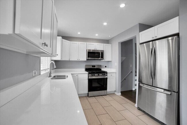 Building Photo - 471 Forest Preserve Dr