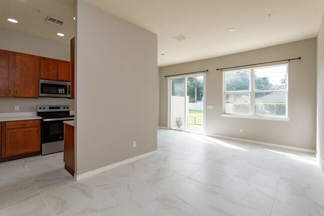 Foto del edificio - Spacious 4-Bedroom, 2.5-Bathroom Townhome with Modern Finishes and Community Amenities!