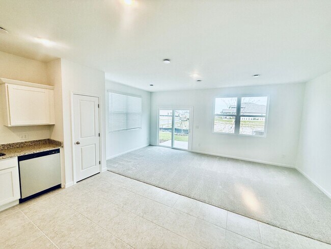 Foto del edificio - 3 Bed, 2.5 Bath, Corner Unit Townhome