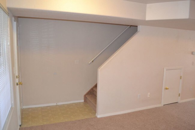 Building Photo - Great Briargate Townhome-with A/C