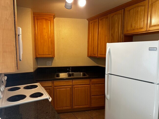 Foto del edificio - 6031 Northcrest Cir