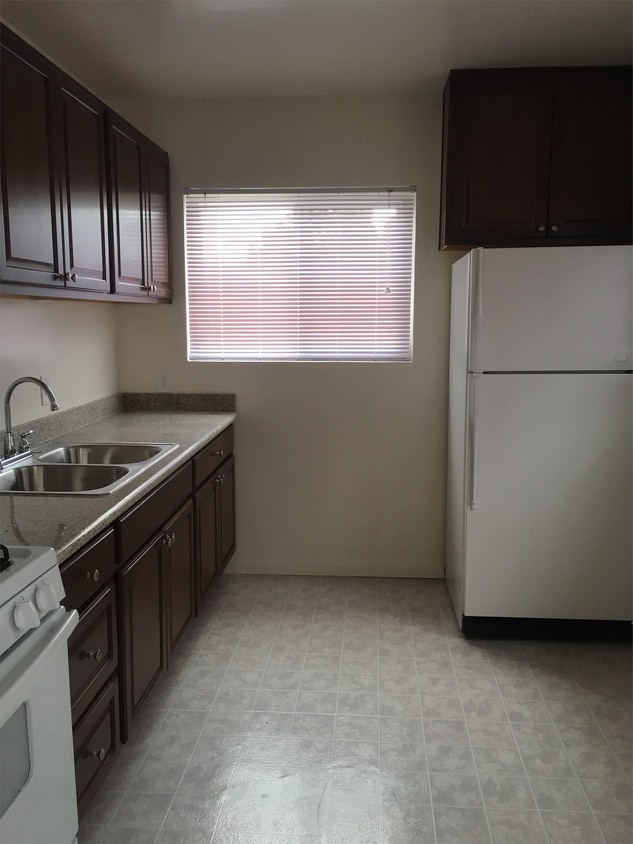 Primary Photo - 4275 Kendall St
