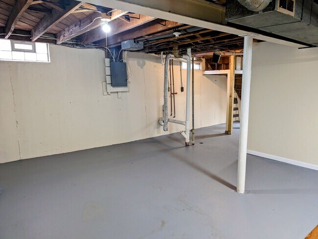 Foto del edificio - Adorable Belmont Home with Basement - AVAILABLE NOW!