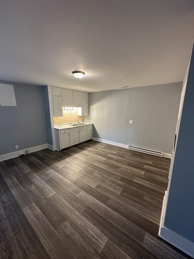 Building Photo - 336 N Grand Ave W