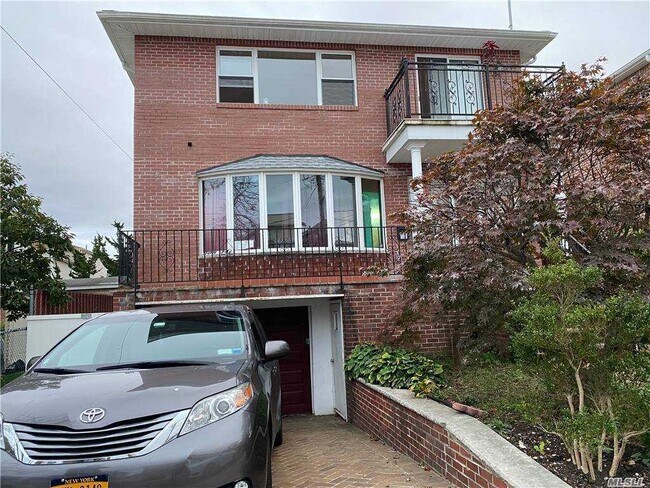 Foto del edificio - 208-14 15th Dr