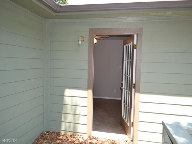 Building Photo - 2 br, 1 bath 4plex - 809 San Pedro Dr D