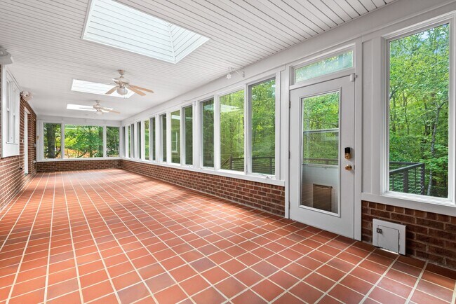 Foto del edificio - Available early March! Large and Lovely Home in Chapel Hill