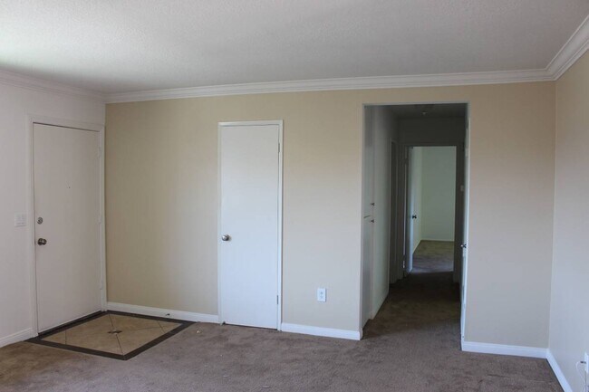 Building Photo - 16581 Regina Cir