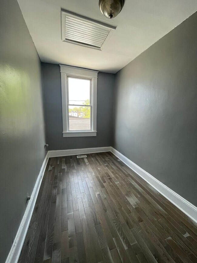 Foto del edificio - 2 Bedroom + Den Home with Porch, Fenced Yard, and Water Included on Barclay Street