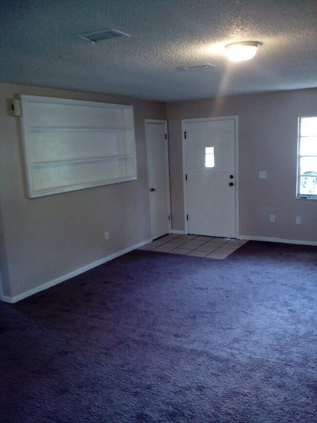 Building Photo - 3 Bed 2 Bath Home | Pet Friendly | Washer Dryer Hook Ups | Section 8 Welcome - New floors coming ...