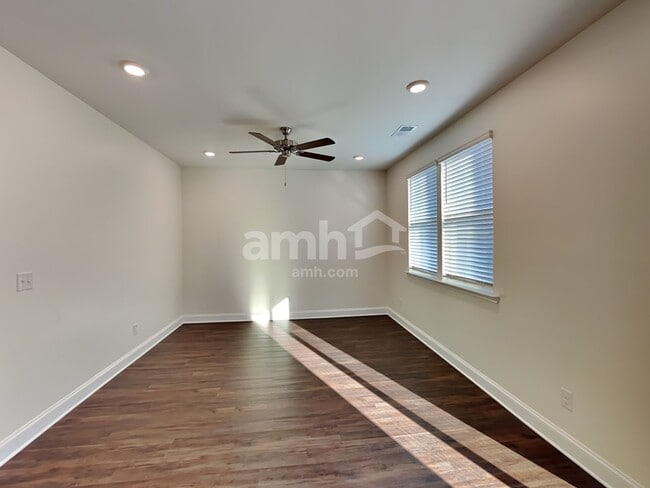 Building Photo - 572 Rivermist Dr