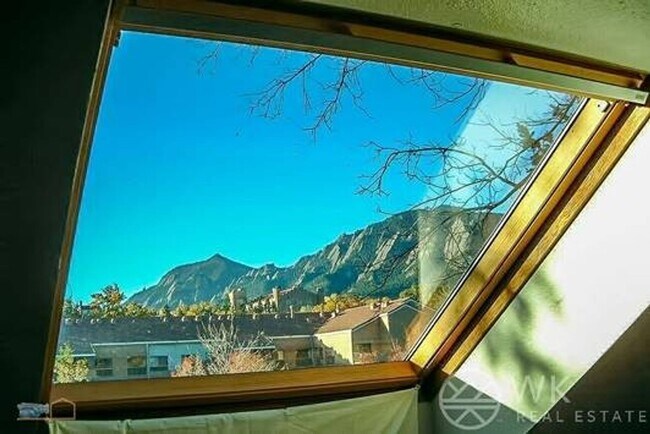 Foto del edificio - Cozy and Recently Updated 1BR with Firepla...