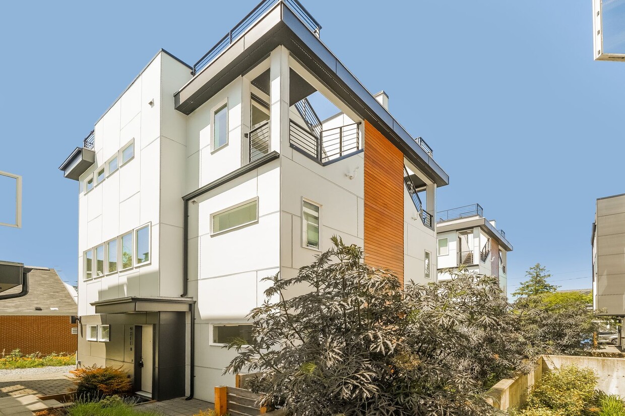 Primary Photo - Luxury New Construction with Rooftop Views