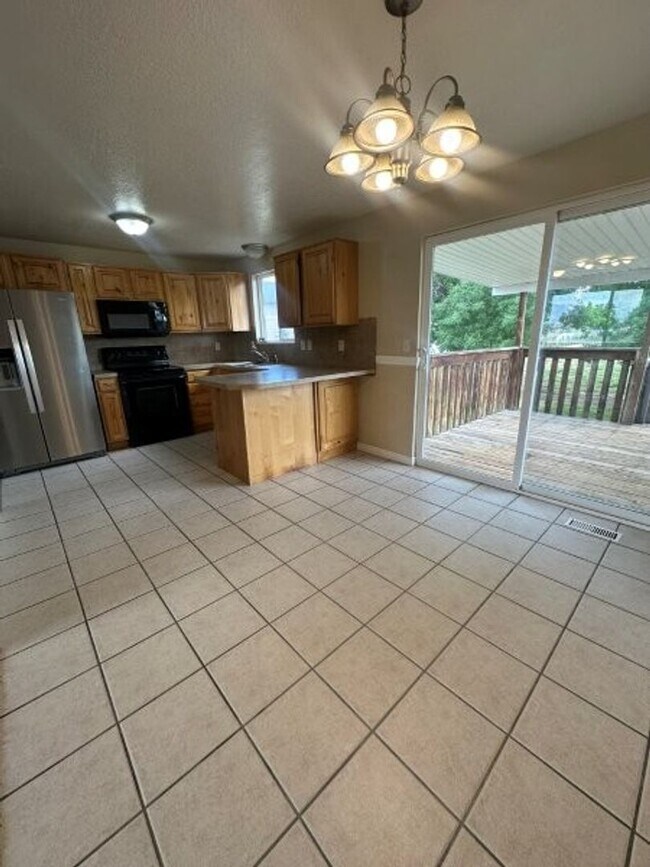 Foto del edificio - Spacious & Affordable! 5 Bed 2 Bath Home f...