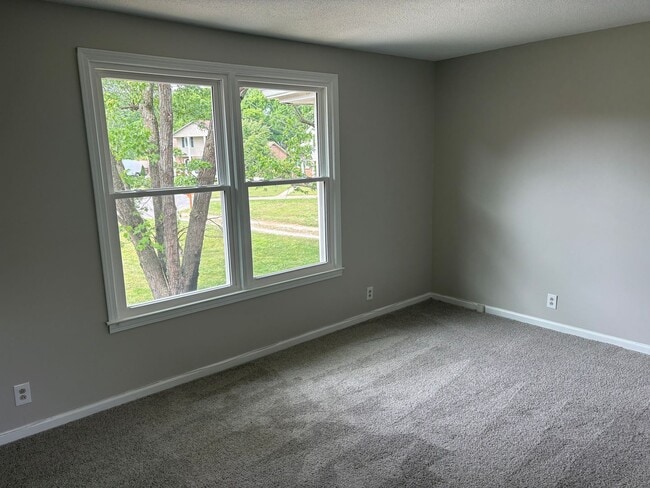 Building Photo - 3 bed 1 bath unit in duplex