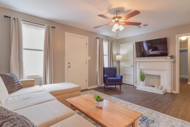 Foto del edificio - 3912 Crestview Dr