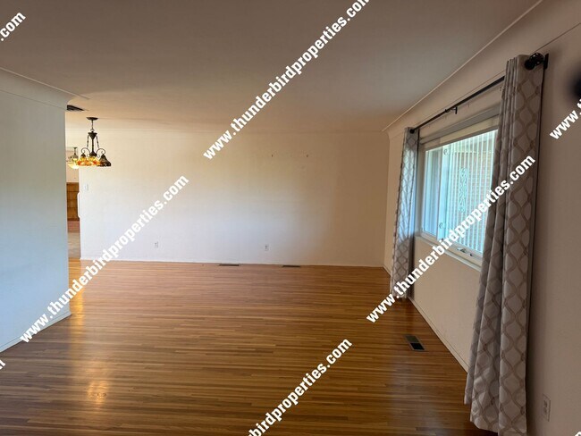 Building Photo - Desired NE location near Sandia High Schoo...