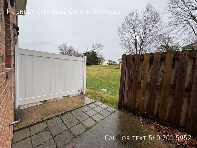 Foto del edificio - 447 S Main St